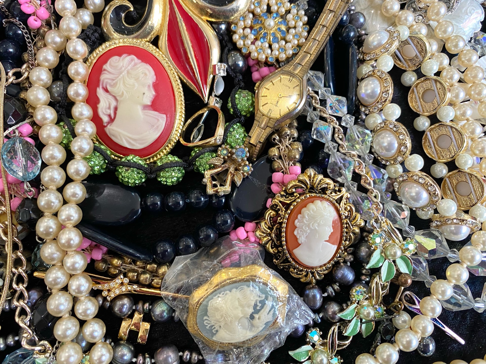 Collection of Vintage Costume Jewellery, comprising brooches, pearls, bangles, beads, watches, etc. - Image 2 of 4