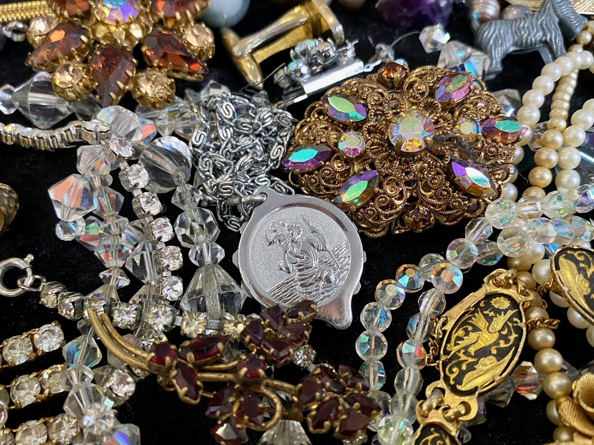 Collection of Vintage Costume Jewellery, comprising brooches, pearls, bangles, beads, diamonte - Image 3 of 4