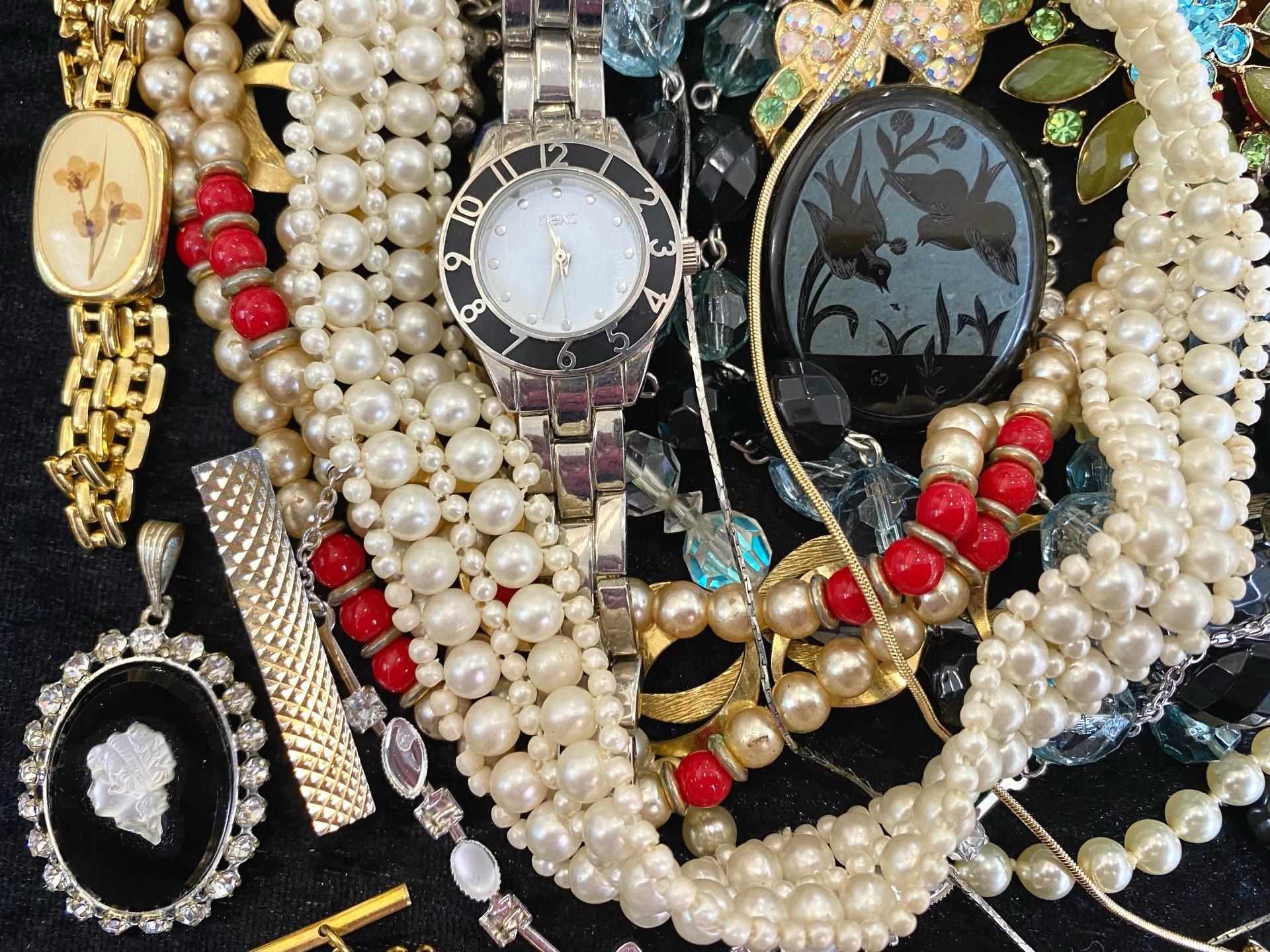 Collection of Vintage Costume Jewellery, comprising brooches, pearls, bangles, beads, watches, etc. - Image 4 of 4