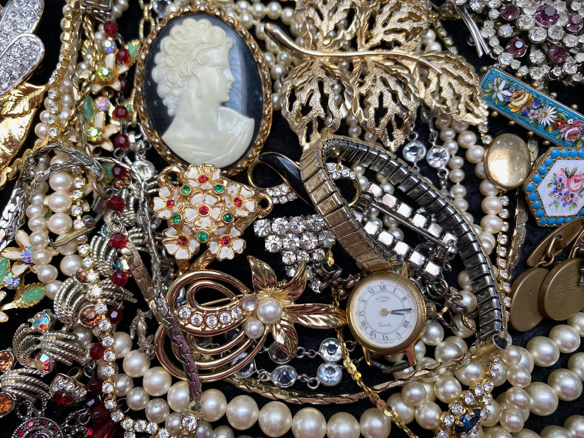 Collection of Vintage Costume Jewellery, comprising brooches, pearls, bangles, beads, brooches, - Image 3 of 5