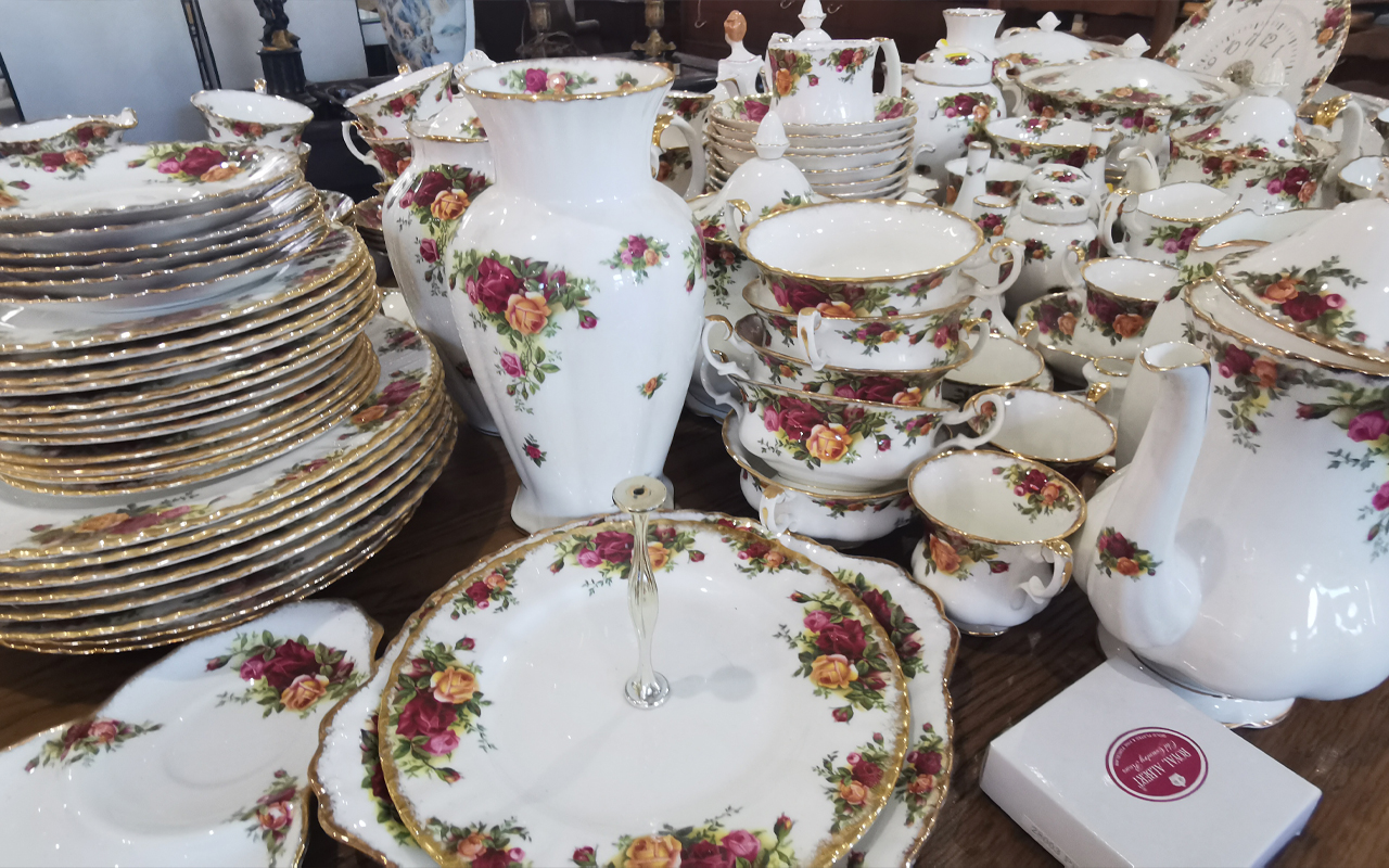 Royal Albert Old Country Roses A large collection of pottery 200-300 pieces approx. - Image 3 of 8