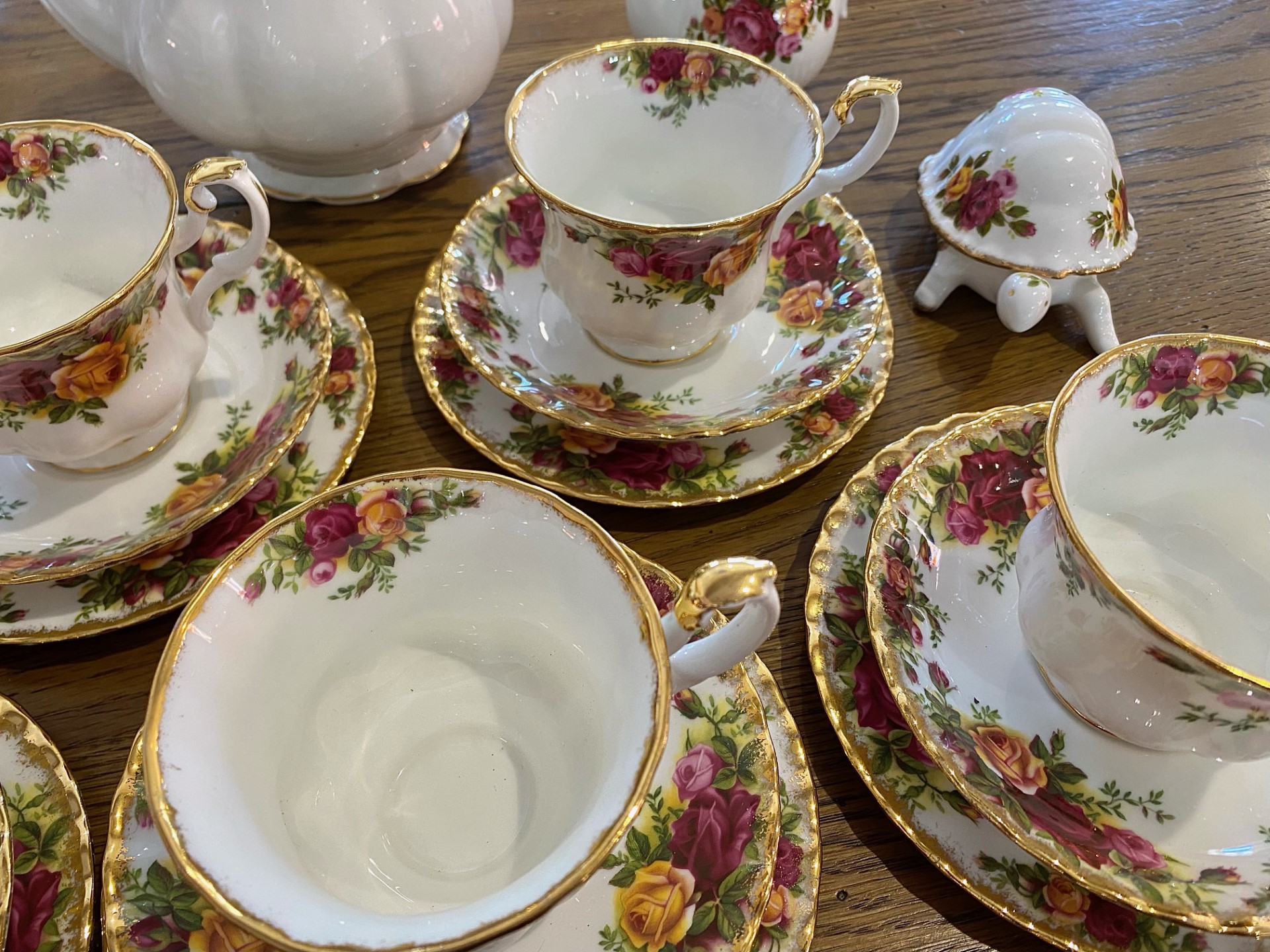 Royal Albert Old Country Roses Teaset comprising teapot, 6 cups, saucers and side plates, - Image 3 of 4