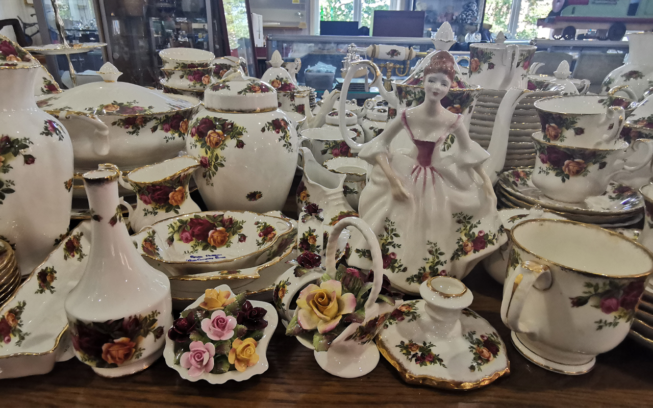 Royal Albert Old Country Roses A large collection of pottery 200-300 pieces approx. - Image 7 of 8