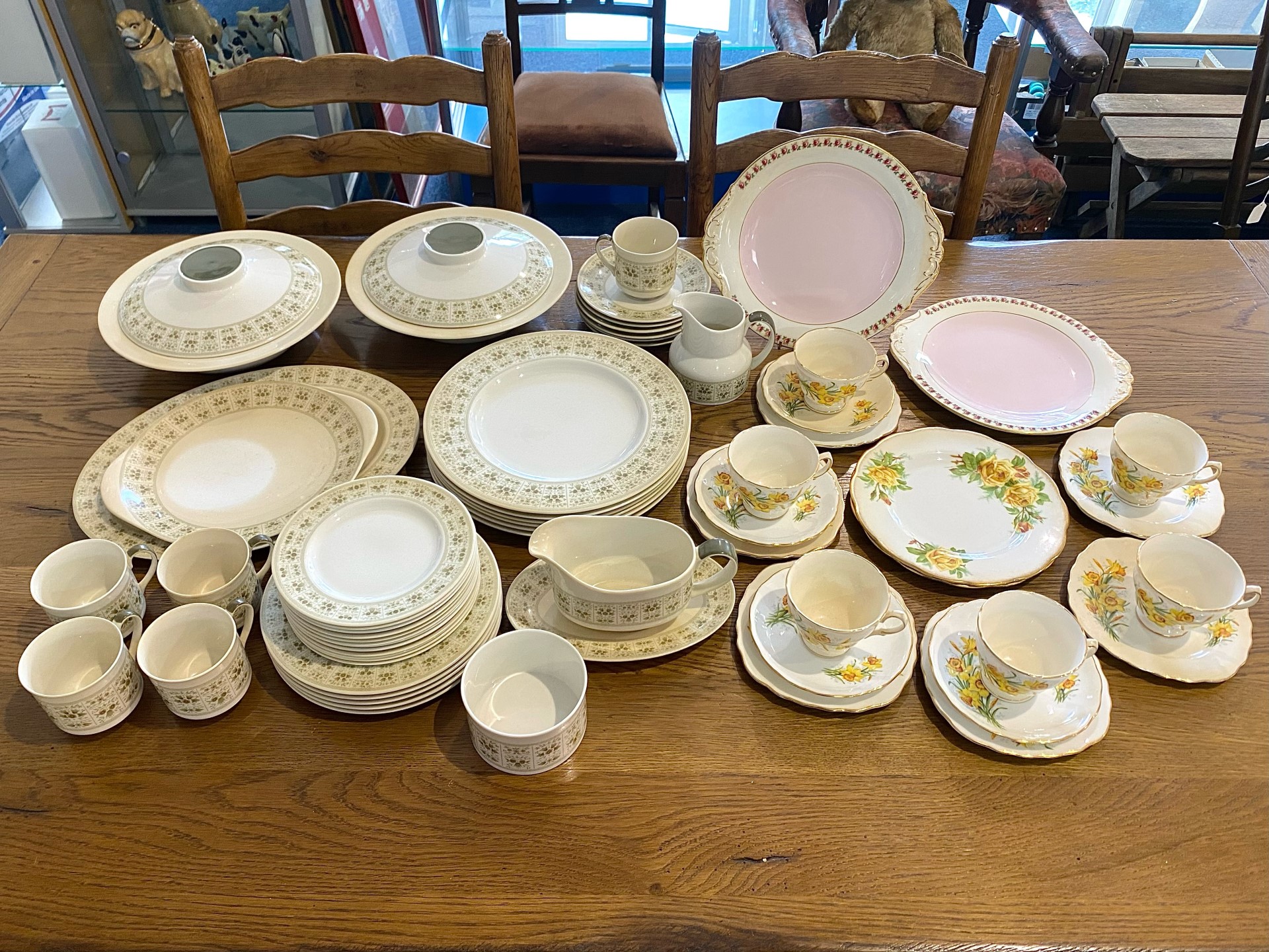 Royal Doulton 'Samarra' Dinner Service, comprising 6 dinner plates, 6 salad plates, six cups,