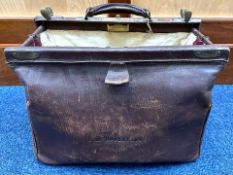 Brown Leather Vintage Gladstone Bag/Doctor's Bag, brass fittings, stamped to front L R Robertson.