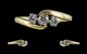 18ct Gold Ladies 3 Stone Diamond Set Ring, marked 18ct to shank. The three round faceted diamonds of