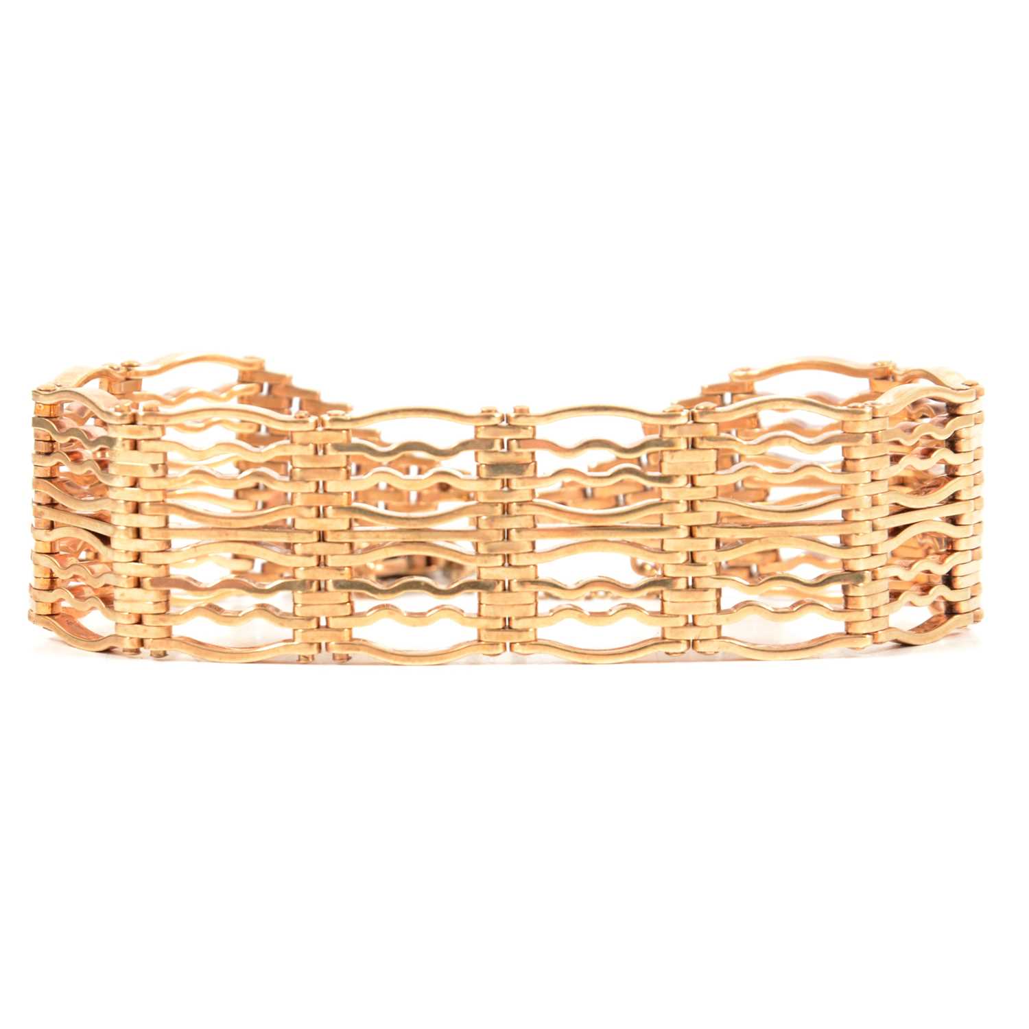 A 9 carat gold gate link bracelet.