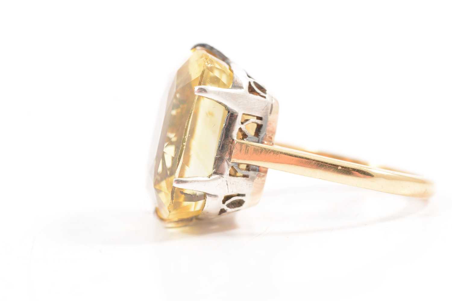 A large yellow sapphire solitaire ring. - Image 8 of 14