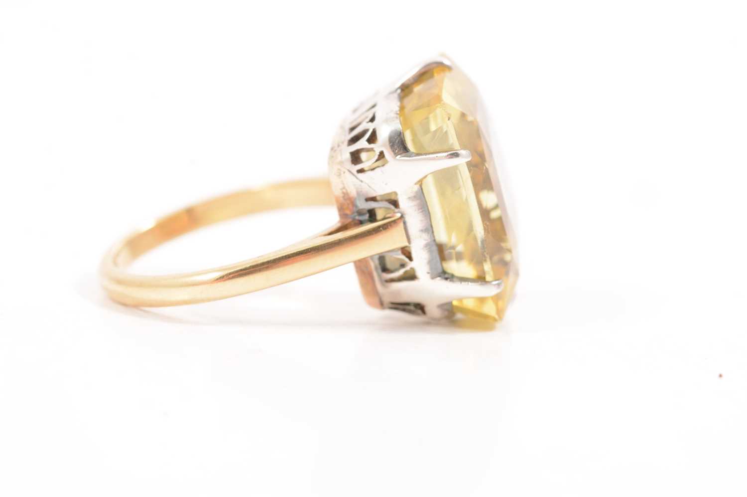 A large yellow sapphire solitaire ring. - Image 3 of 14