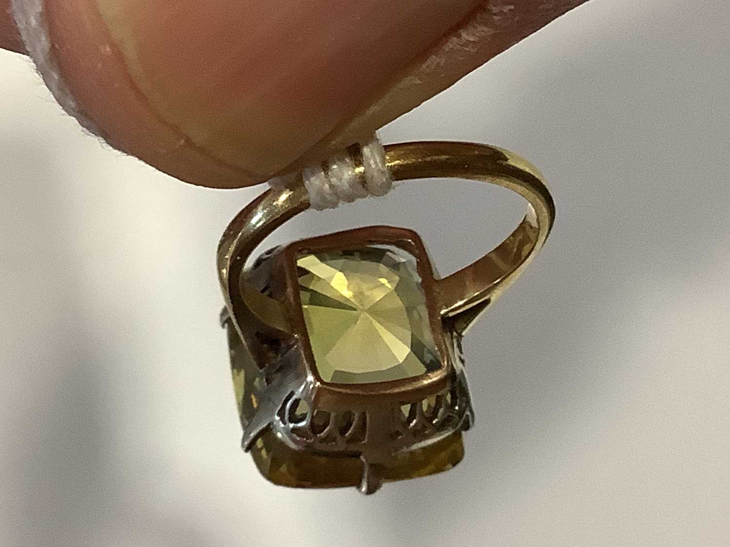 A large yellow sapphire solitaire ring. - Image 13 of 14