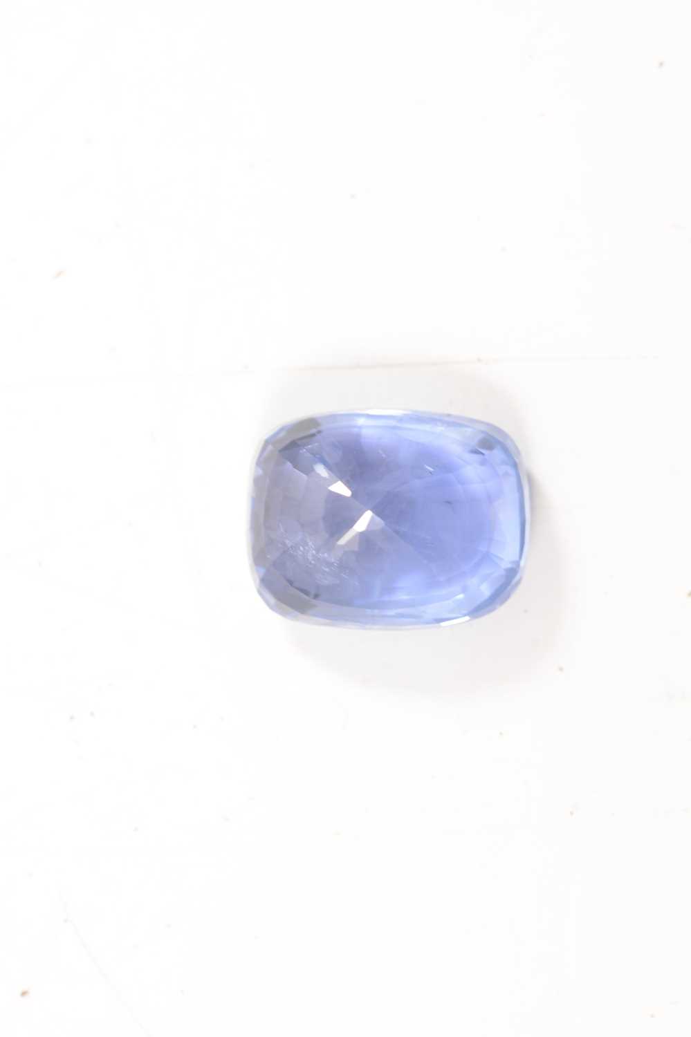 A loose blue sapphire stone - 12.25 carats. - Image 2 of 8