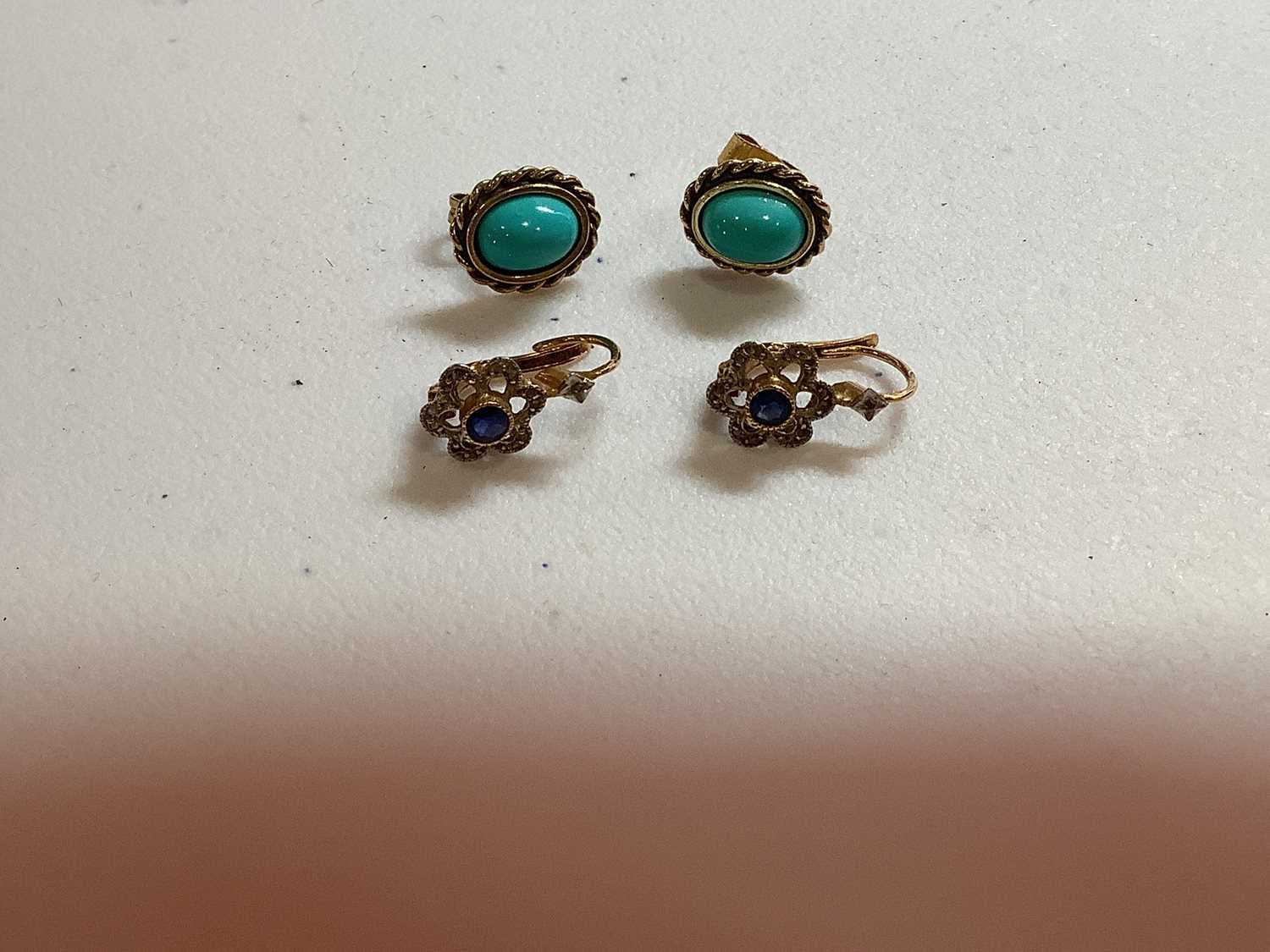 Eight pairs of gold and gemstone earrings for pierced ears. - Image 3 of 4