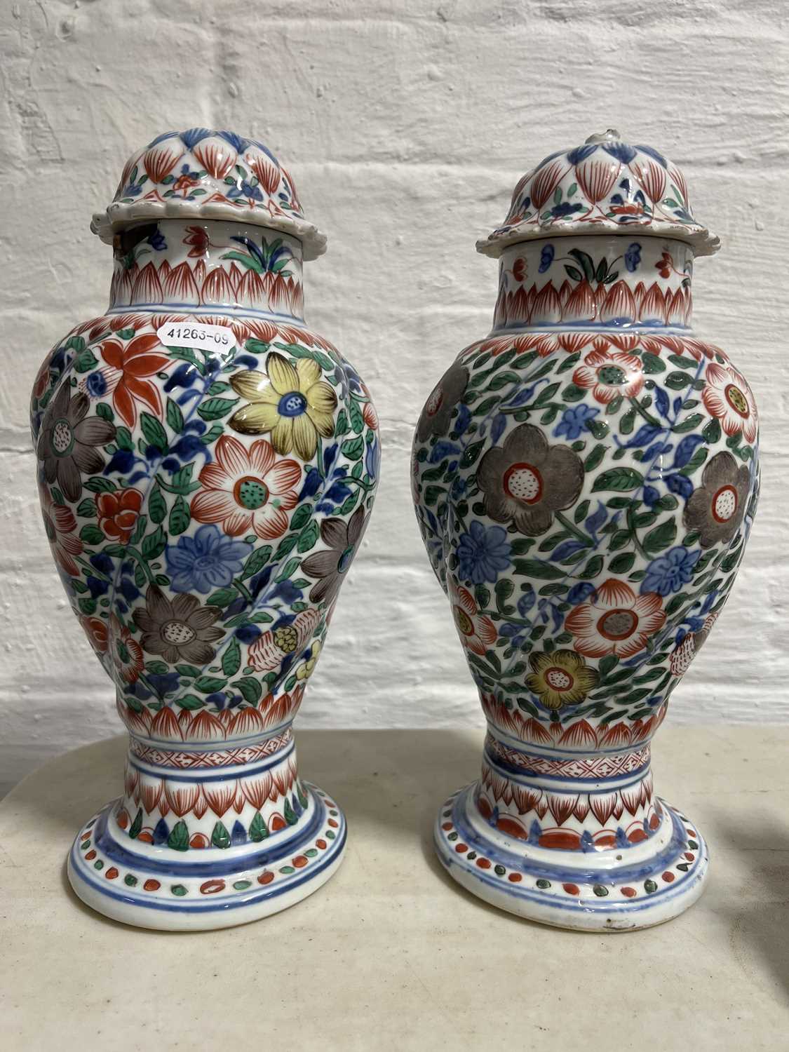 Pair of Chinese porcelain covered vases, clobbered decoration - Image 3 of 19