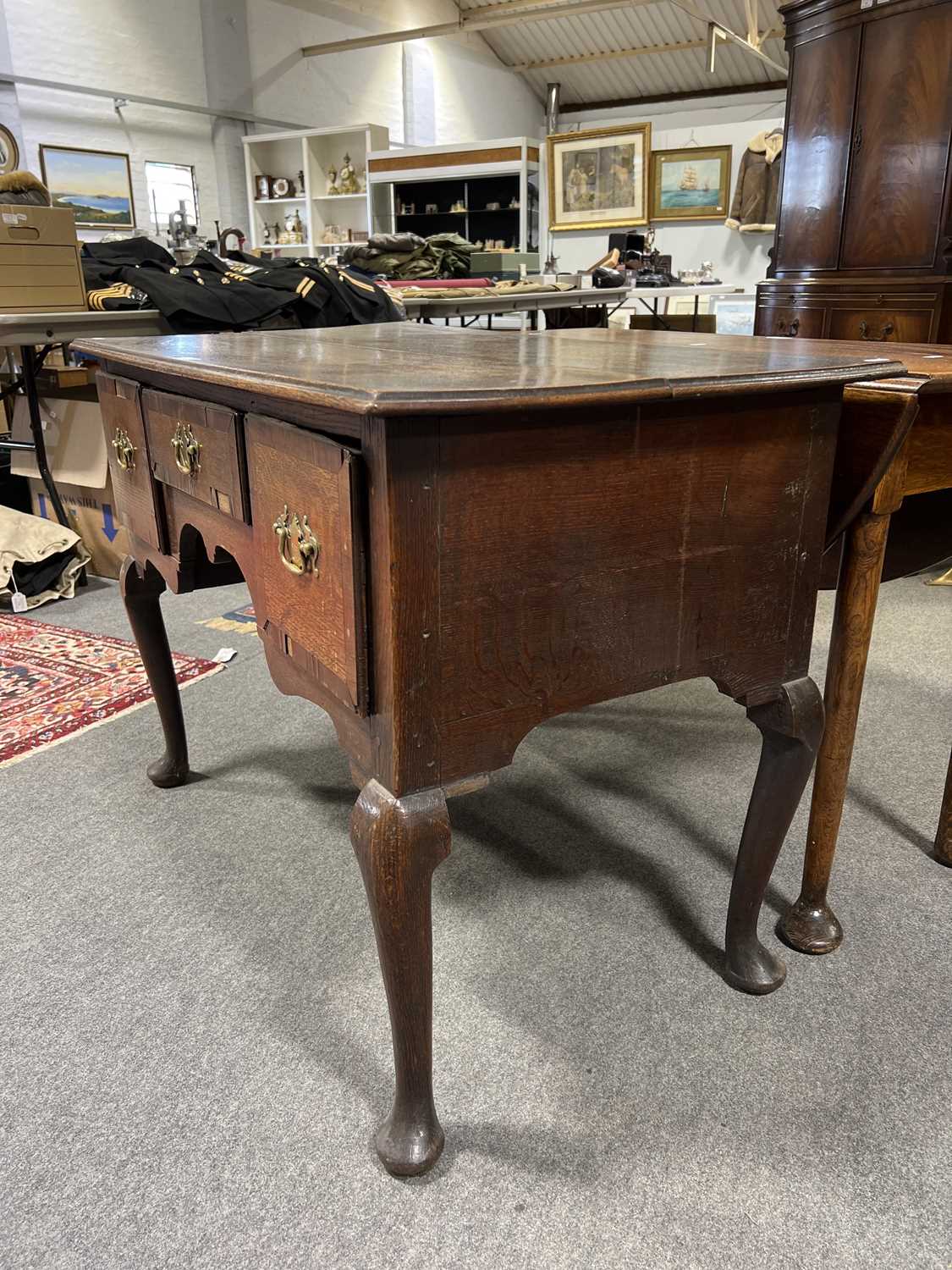 George III oak lowboy of large size - Image 3 of 11