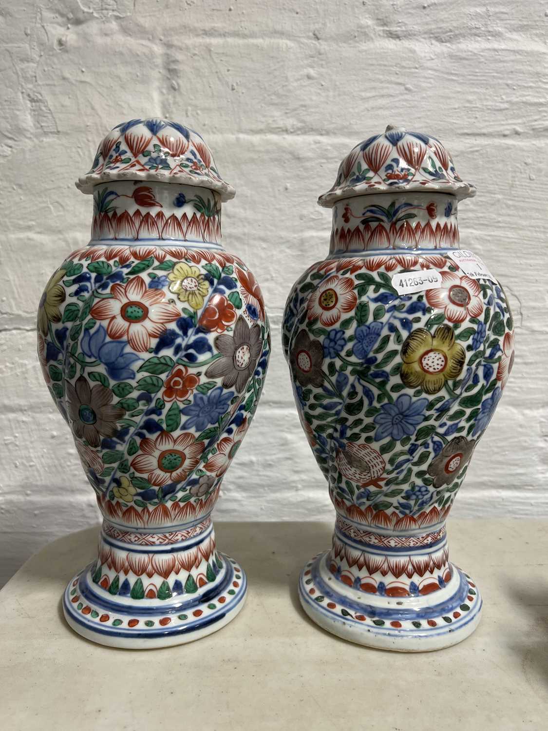 Pair of Chinese porcelain covered vases, clobbered decoration - Image 4 of 19