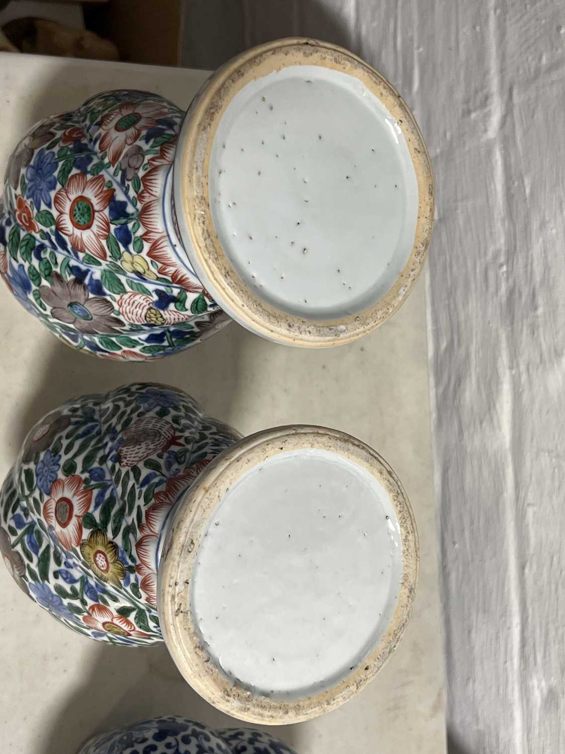 Pair of Chinese porcelain covered vases, clobbered decoration - Image 9 of 19