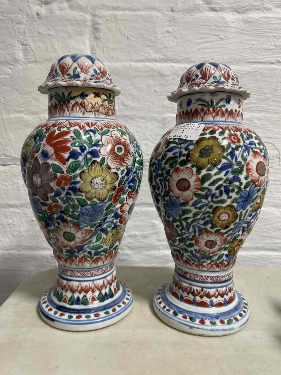 Pair of Chinese porcelain covered vases, clobbered decoration - Image 5 of 19