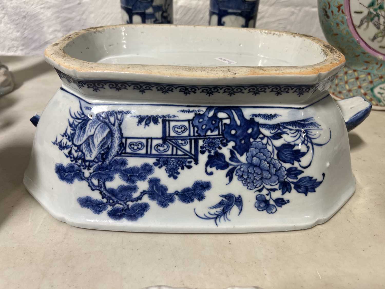 Chinese blue and white tureen, and a pair of cylindrical vases - Image 6 of 10