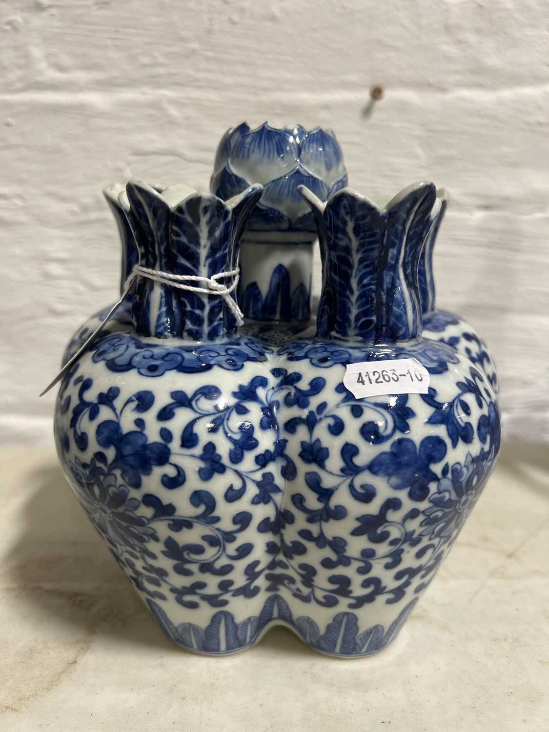 Chinese porcelain blue and white tulip or bulb vase, 19th century - Image 5 of 9