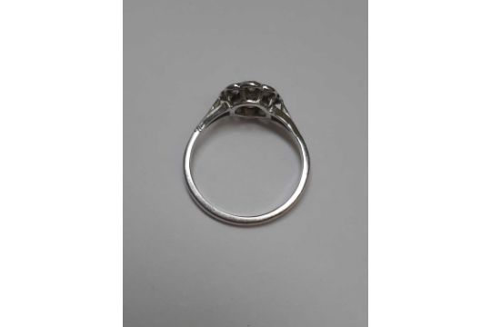 A diamond cluster ring. - Image 4 of 9