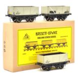 Bassett-Lowke O gauge model railway wagons, set of 3 BR 7-plank coal wagons, boxed