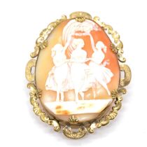 An oval carved shell cameo brooch.