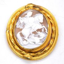 An oval carved shell cameo brooch.