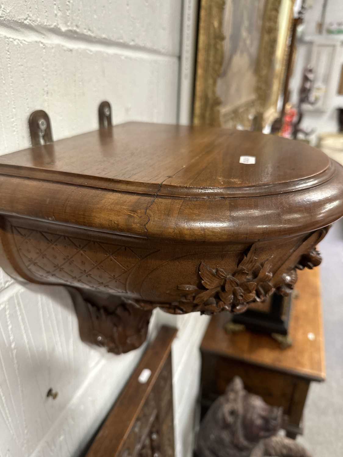 Victorian walnut clock bracket, - Image 3 of 5