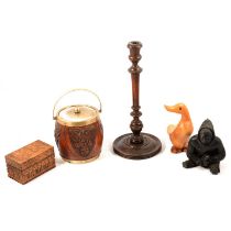 Box of treen and wooden items