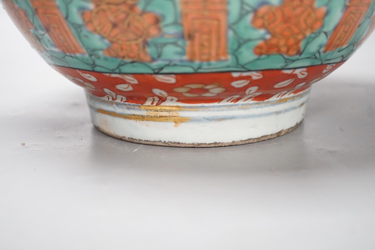 An 18th century clobbered Chinese or Japanese porcelain bowl, 24.5 cm diameter - Image 2 of 8