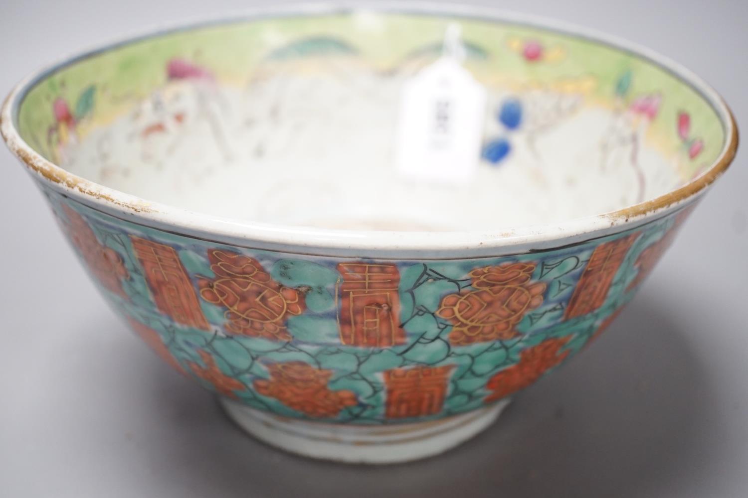 An 18th century clobbered Chinese or Japanese porcelain bowl, 24.5 cm diameter - Image 5 of 8