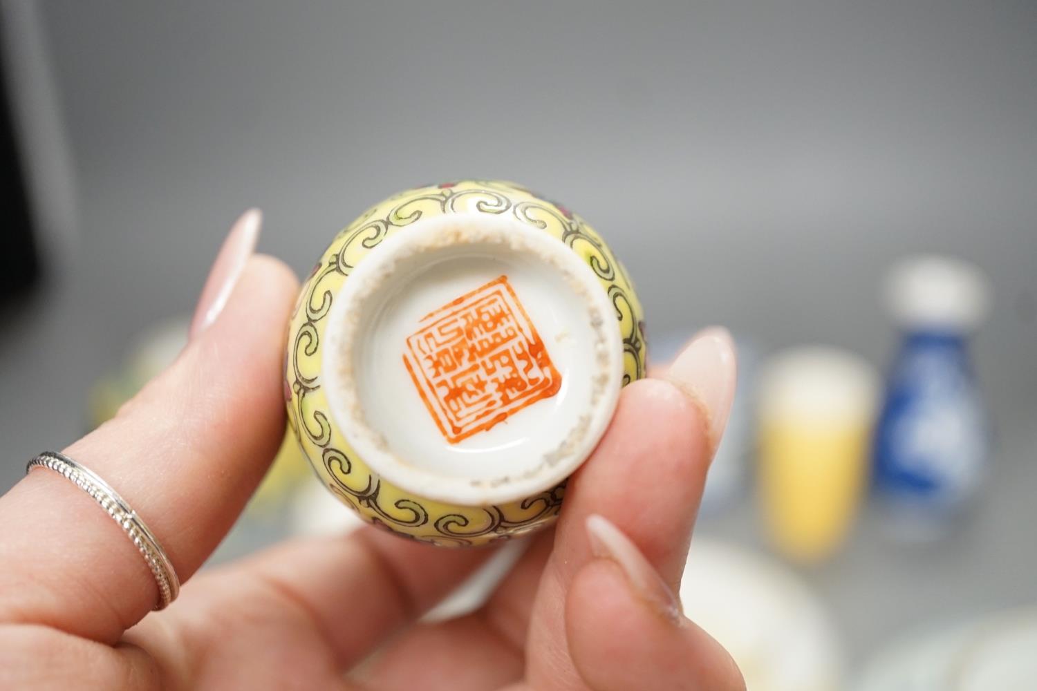 Assorted Chinese ceramics and a wooden box - Image 8 of 12