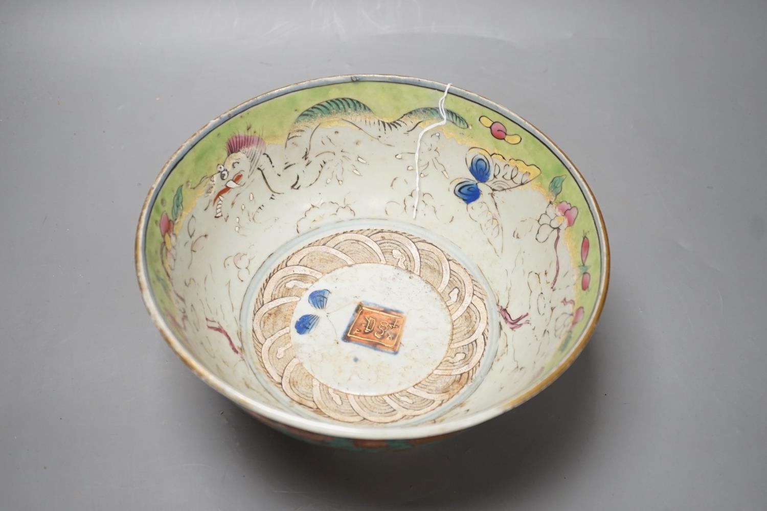 An 18th century clobbered Chinese or Japanese porcelain bowl, 24.5 cm diameter - Image 6 of 8