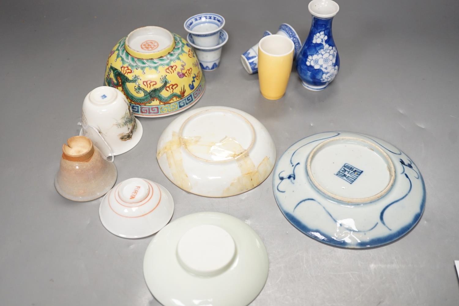 Assorted Chinese ceramics and a wooden box - Image 9 of 12