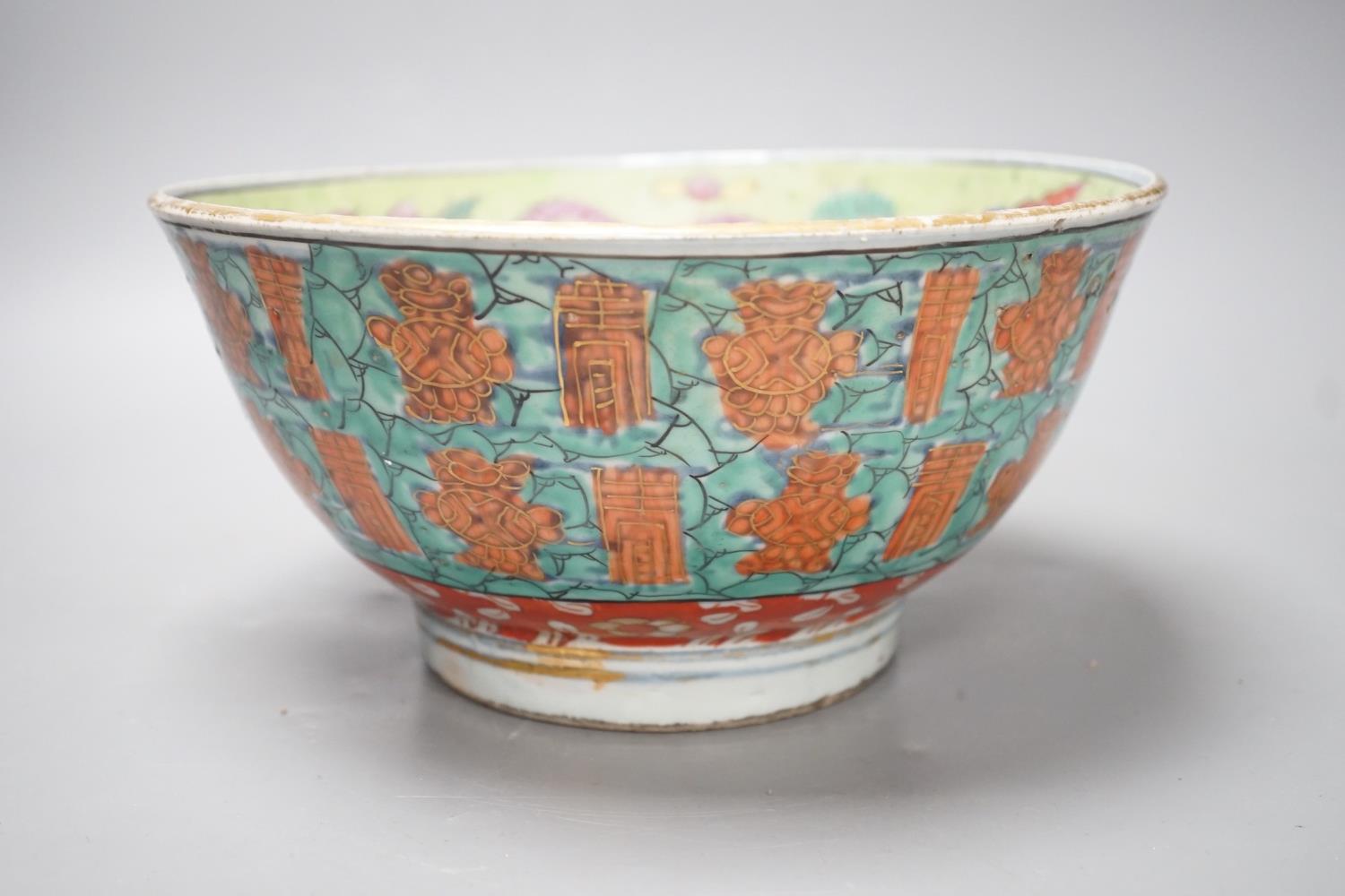 An 18th century clobbered Chinese or Japanese porcelain bowl, 24.5 cm diameter - Image 3 of 8