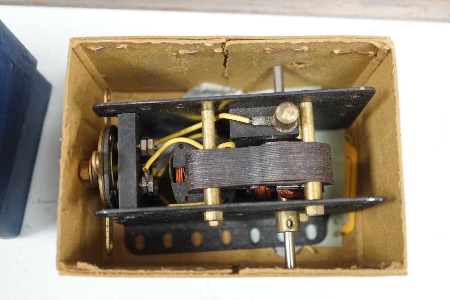 A wooden boxed meccano set and two boxed E20R electric motors - Image 5 of 6