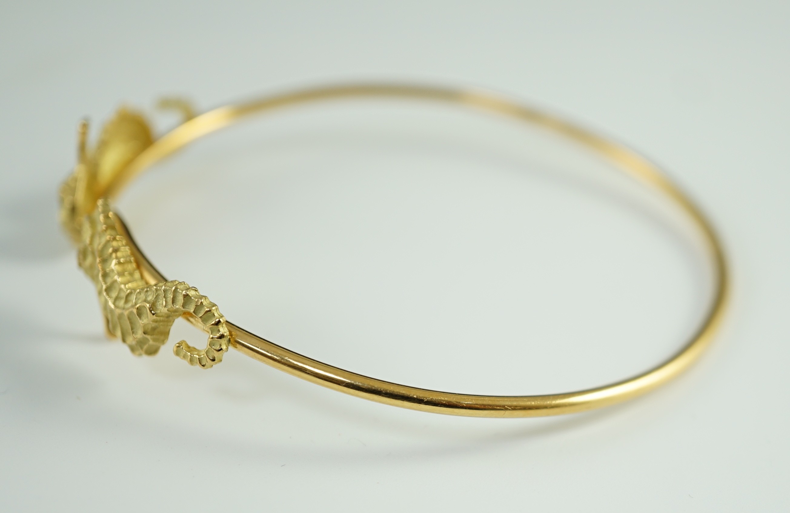 A modern gold and diamond chip set open work bangle, each terminal modelled as a seahorse with - Image 3 of 6