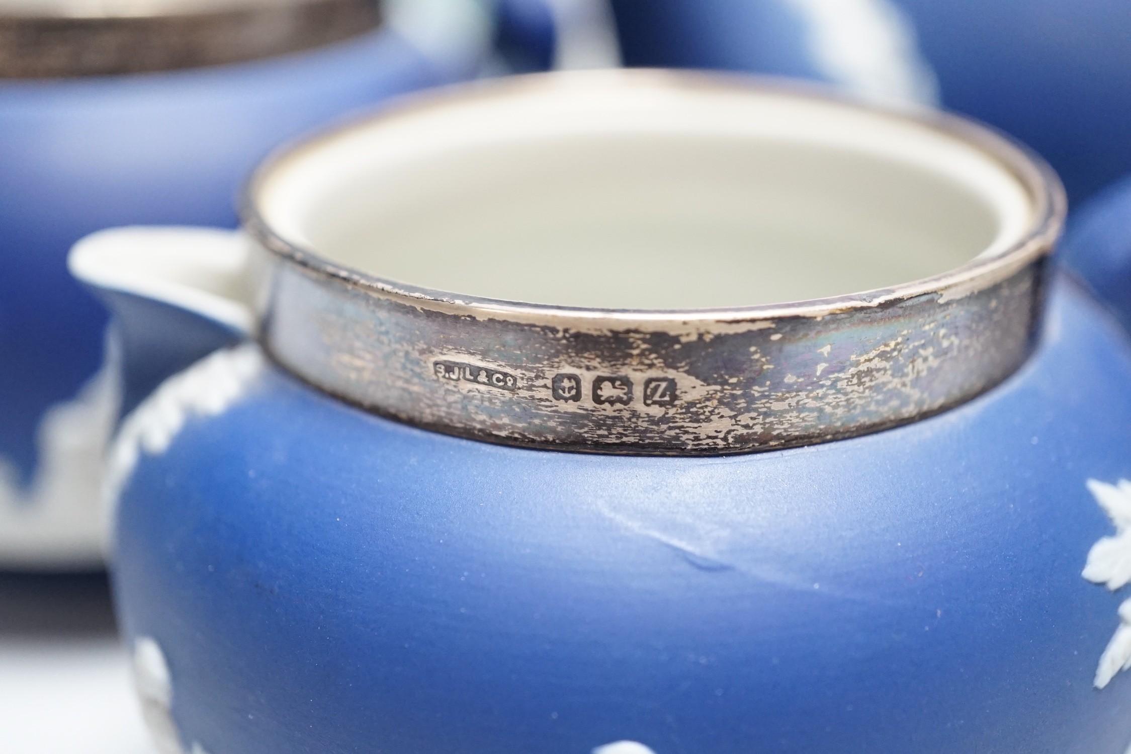 Grainger & Co. Worcester pink ground part dessert service, an Adams silver-mounted blue jasper - Image 9 of 11