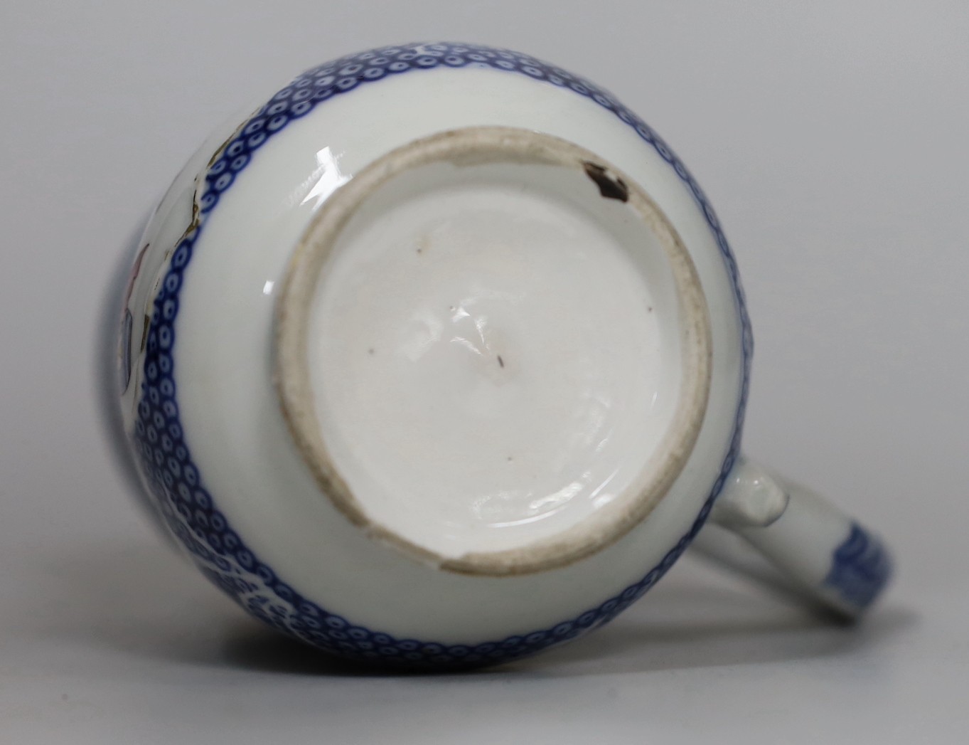 An 18th century Chinese export famille rose mug, 11.5cm - Image 5 of 5