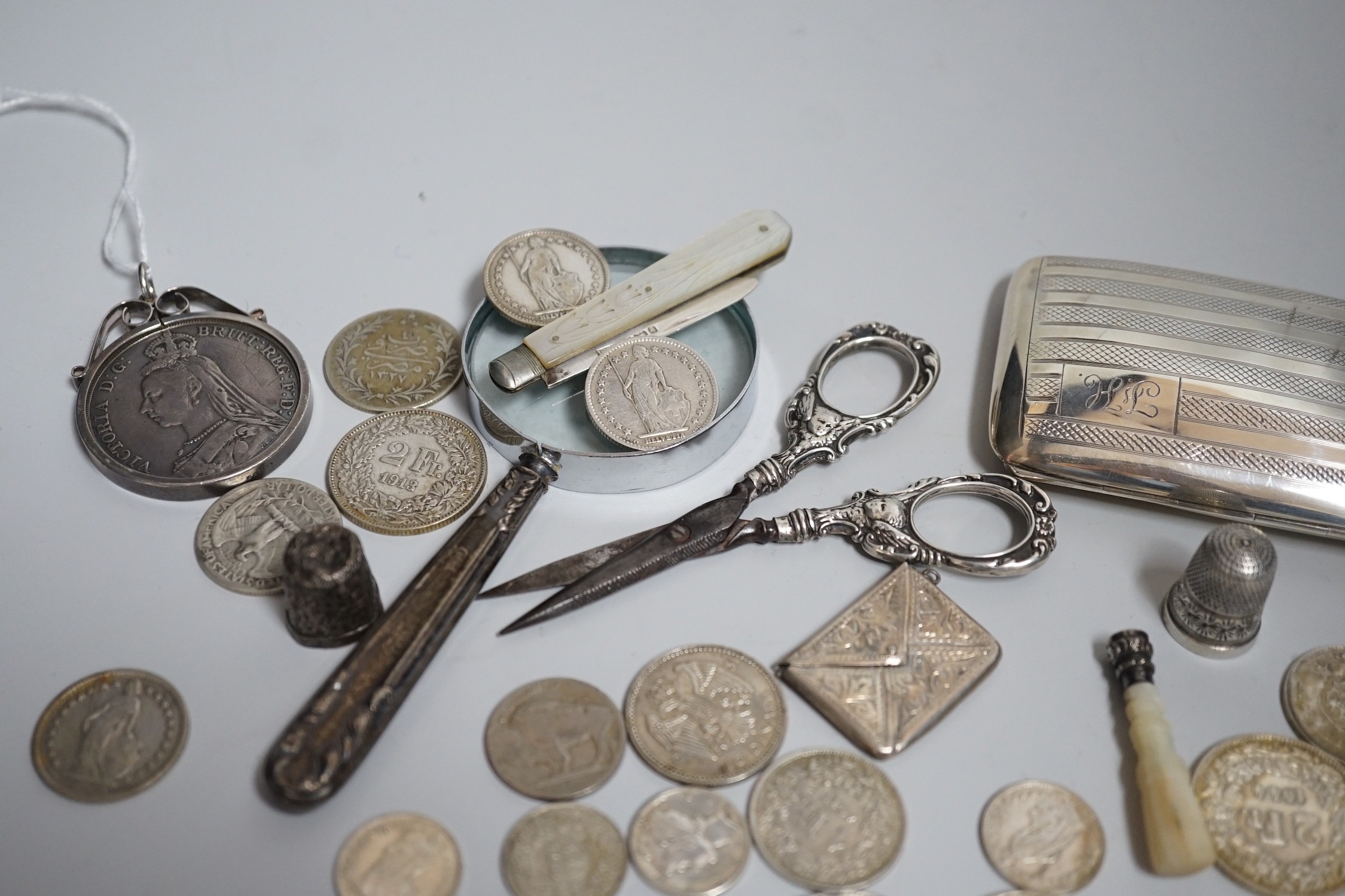 Miscellaneous small silver and white metal items including thimbles, a cigarette case, envelope - Image 4 of 5