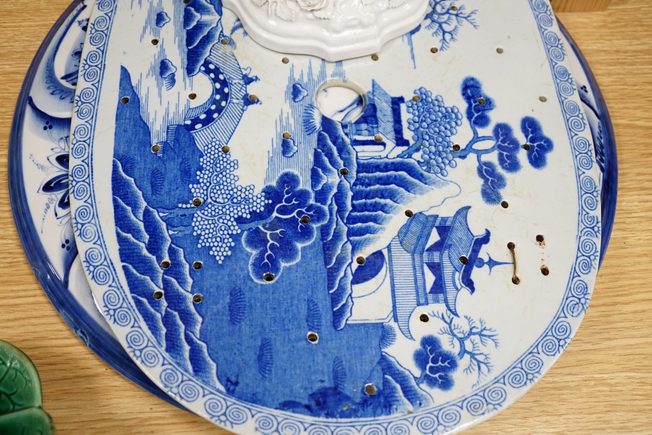 A Victorian blue printed strainer and other various ceramics - Image 4 of 9