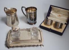 A group of silver including a George V silver inkstand, 17.7cm, a cased pair of napkin rings and two