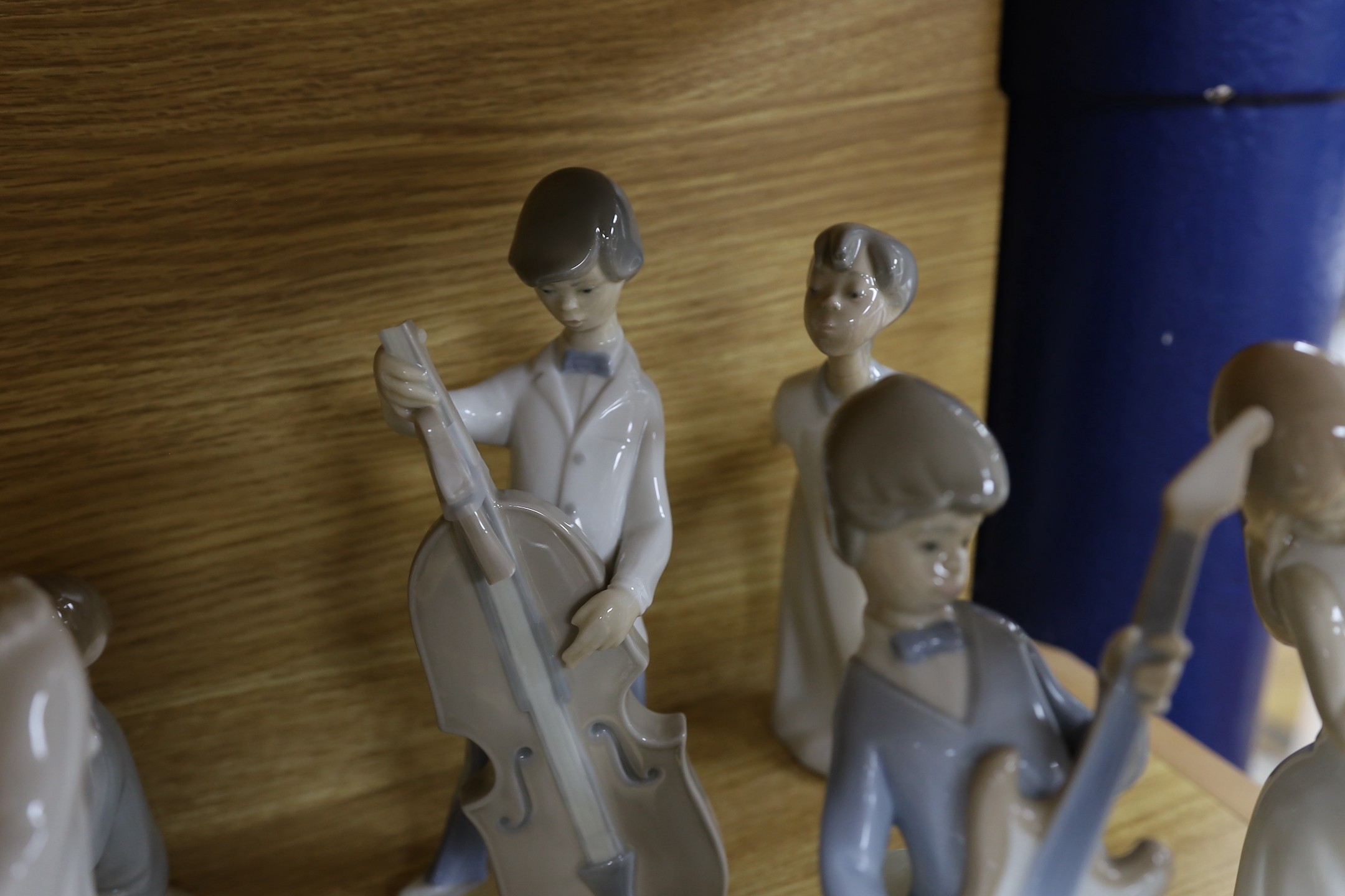 A Lladro collection: seven figures, five further damaged figures and a Lladro reference book - Image 5 of 5