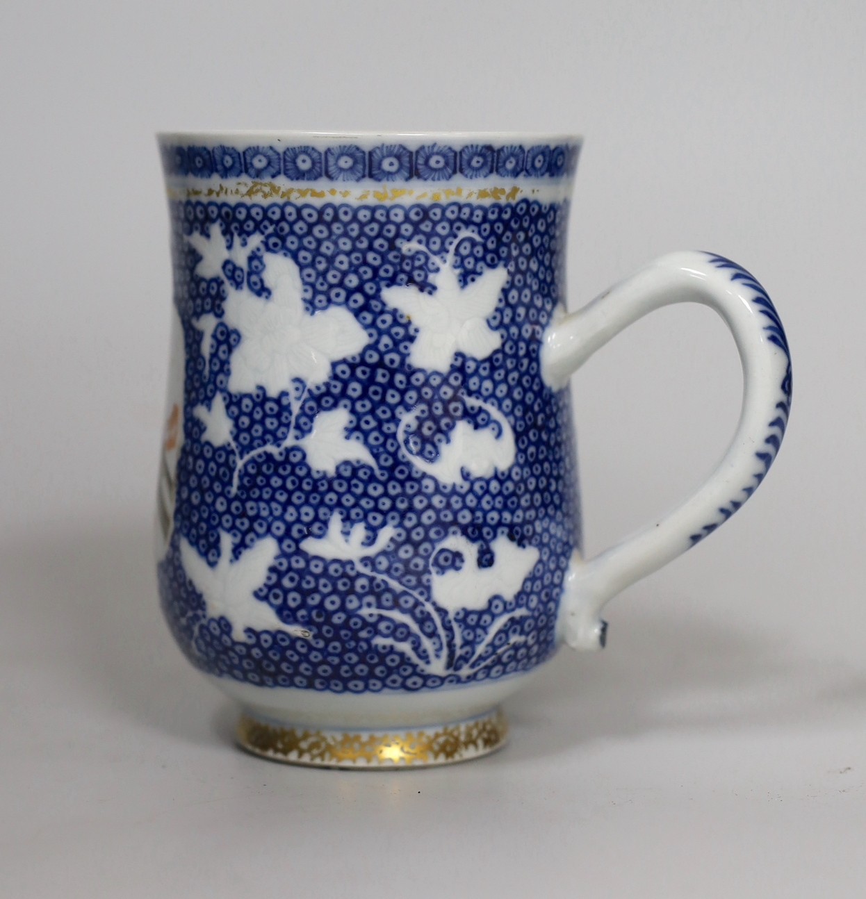 An 18th century Chinese export famille rose mug, 11.5cm - Image 3 of 5