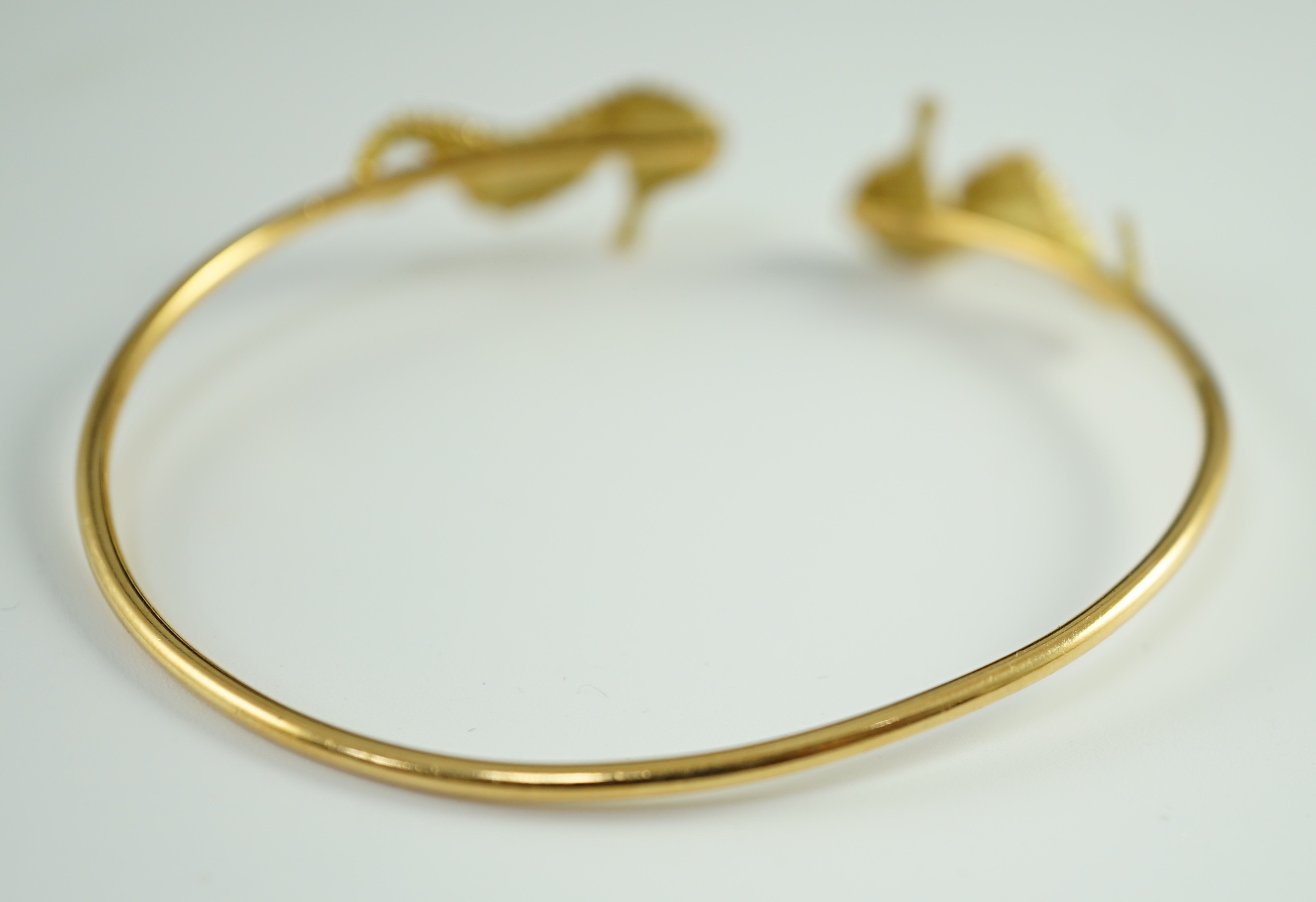 A modern gold and diamond chip set open work bangle, each terminal modelled as a seahorse with - Image 4 of 6