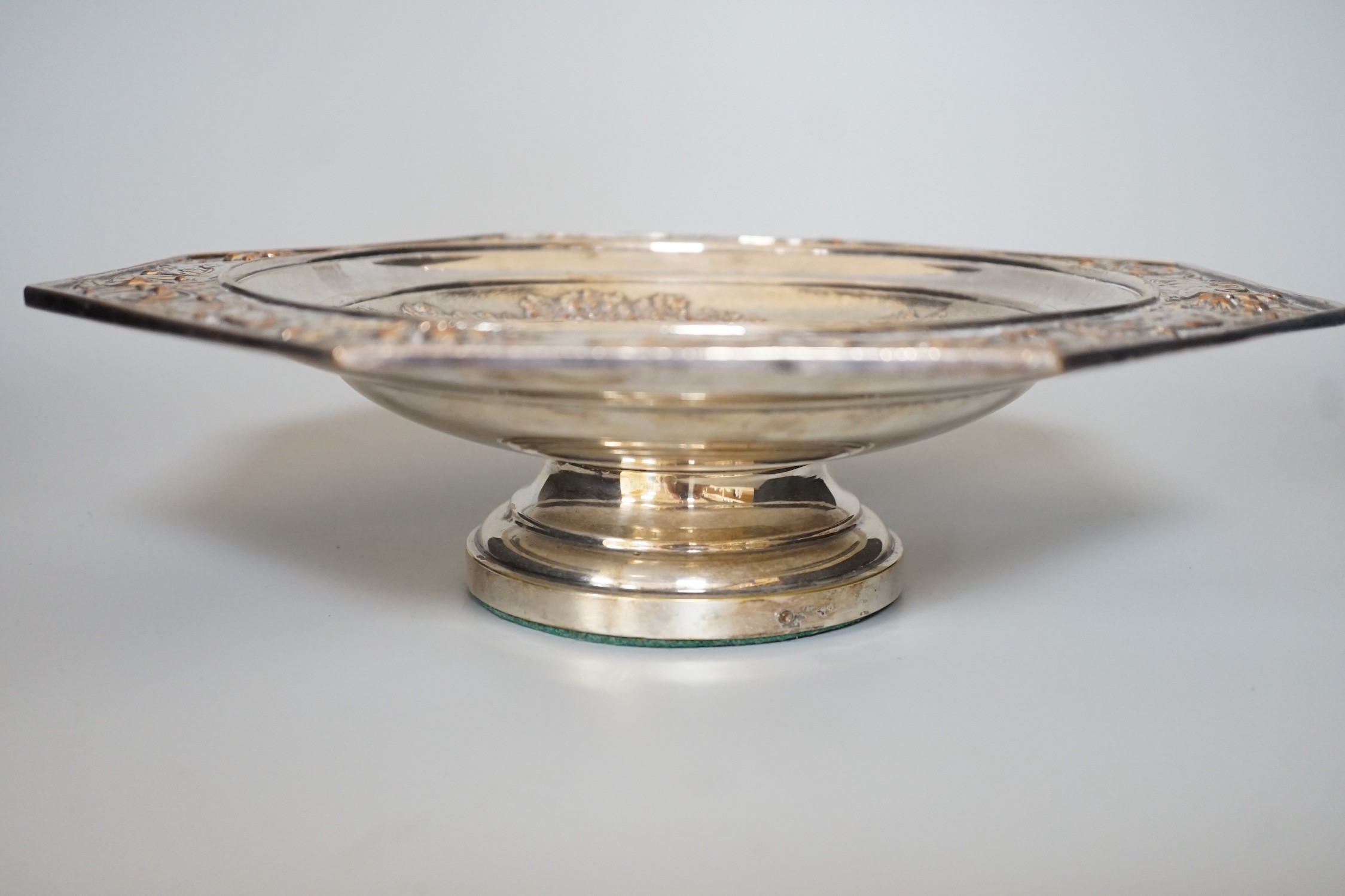 An early 20th century Elkington type silver plated tazza embossed with hunting dogs, 29cm - Image 5 of 6