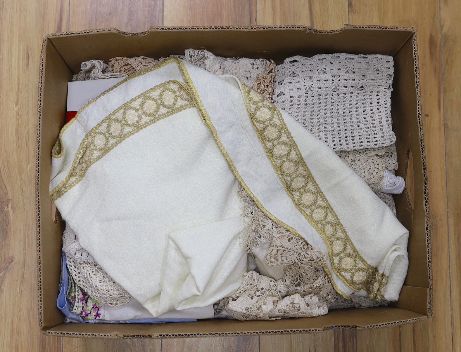 A quantity of vintage linen and lace - Image 3 of 4