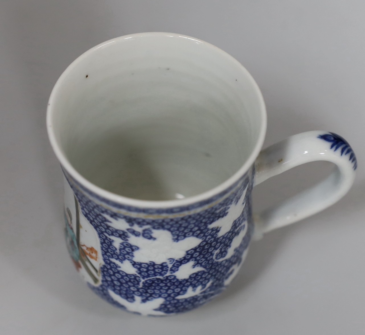 An 18th century Chinese export famille rose mug, 11.5cm - Image 4 of 5