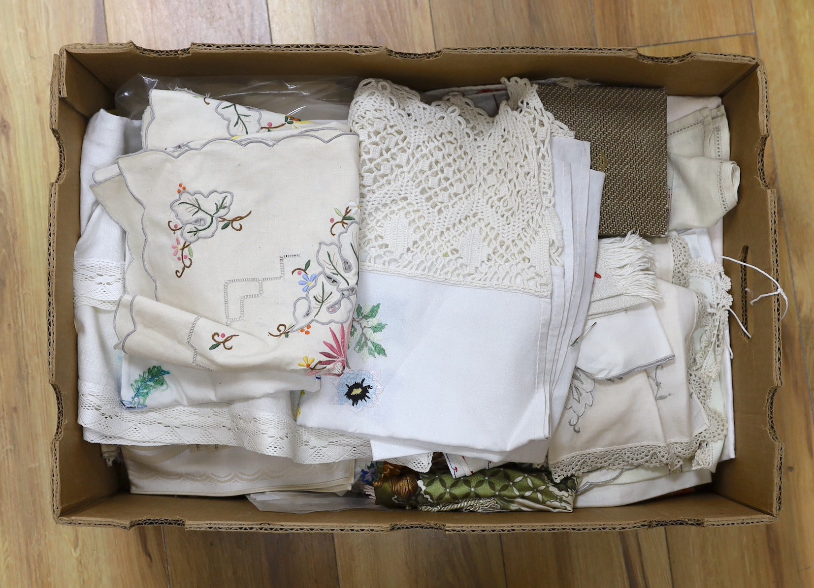 A quantity of vintage linen and lace