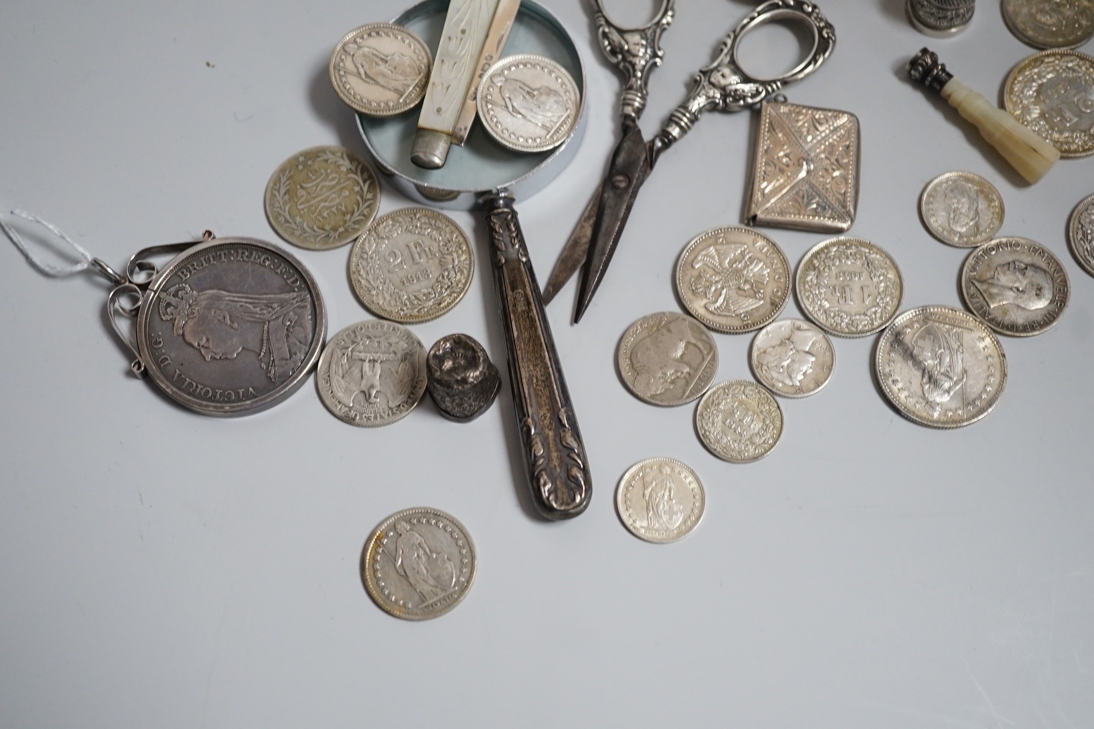 Miscellaneous small silver and white metal items including thimbles, a cigarette case, envelope - Image 5 of 5